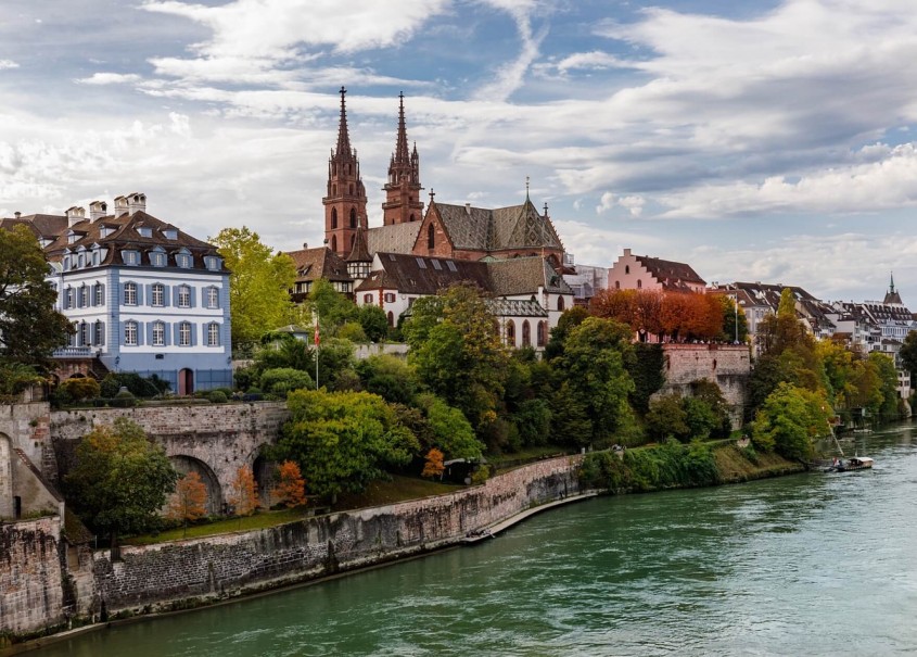 Blick vom Rhein auf Basel.