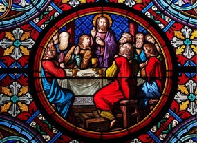 Bunt verziertes Kirchenfenster.