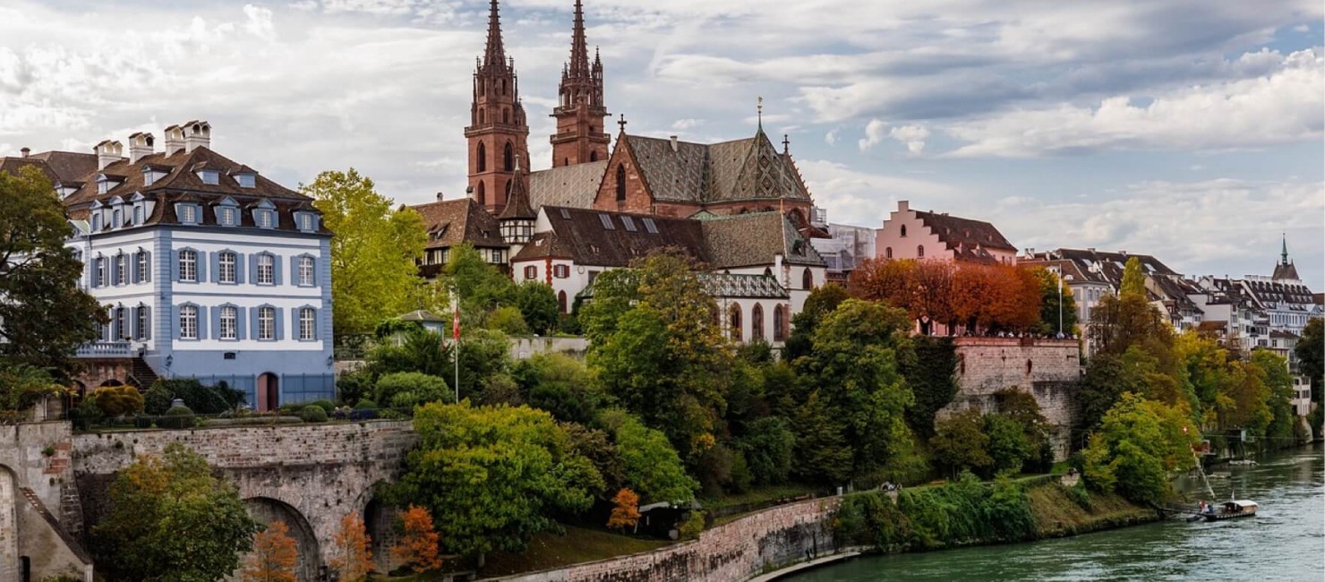 Blick vom Rhein auf die Altstadt von Basel.