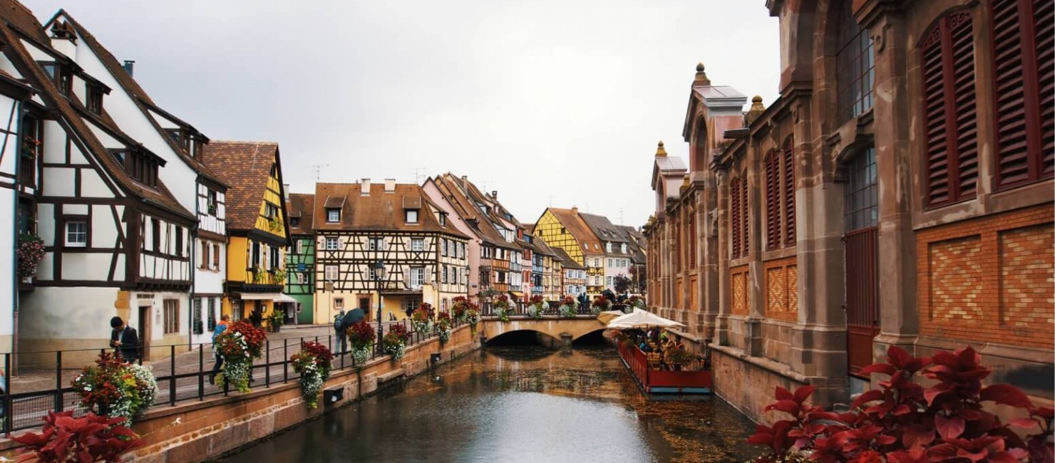 Blick auf die Fachwerkhäuser der Altstadt von Colmar.