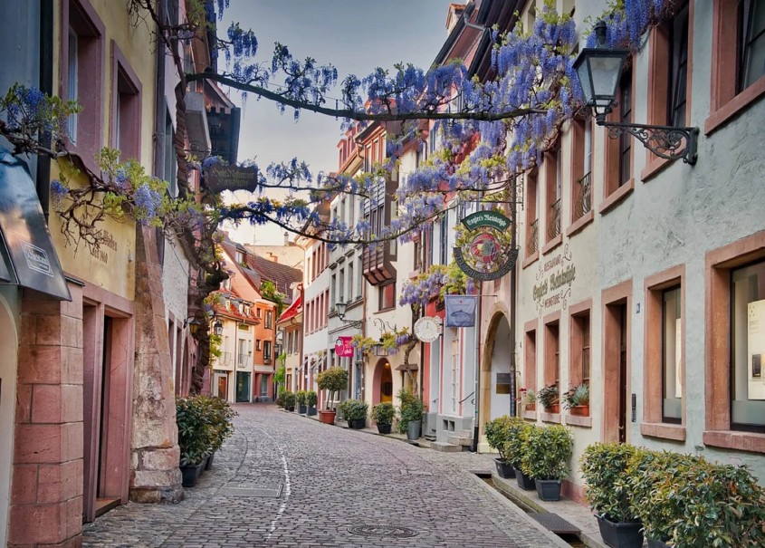Blick auf eine kleine Straße in der Freiburger Altstadt.