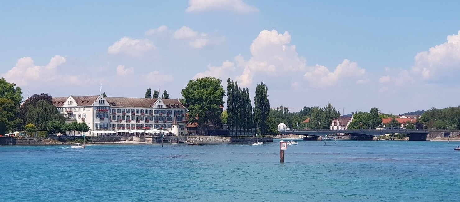 Sicht vom Wasser auf die Stadt Konstanz.