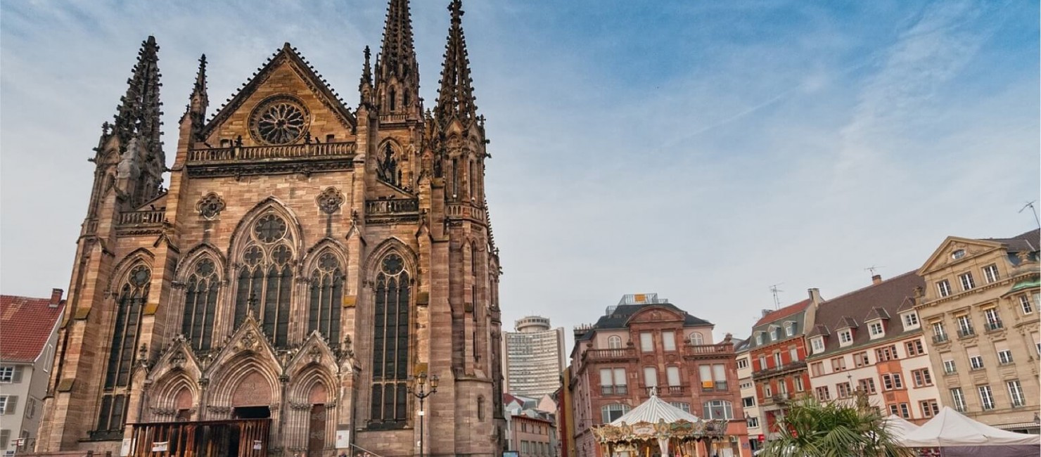 Sicht auf die Stephanskirche samt Vorplatz in Mülhausen.