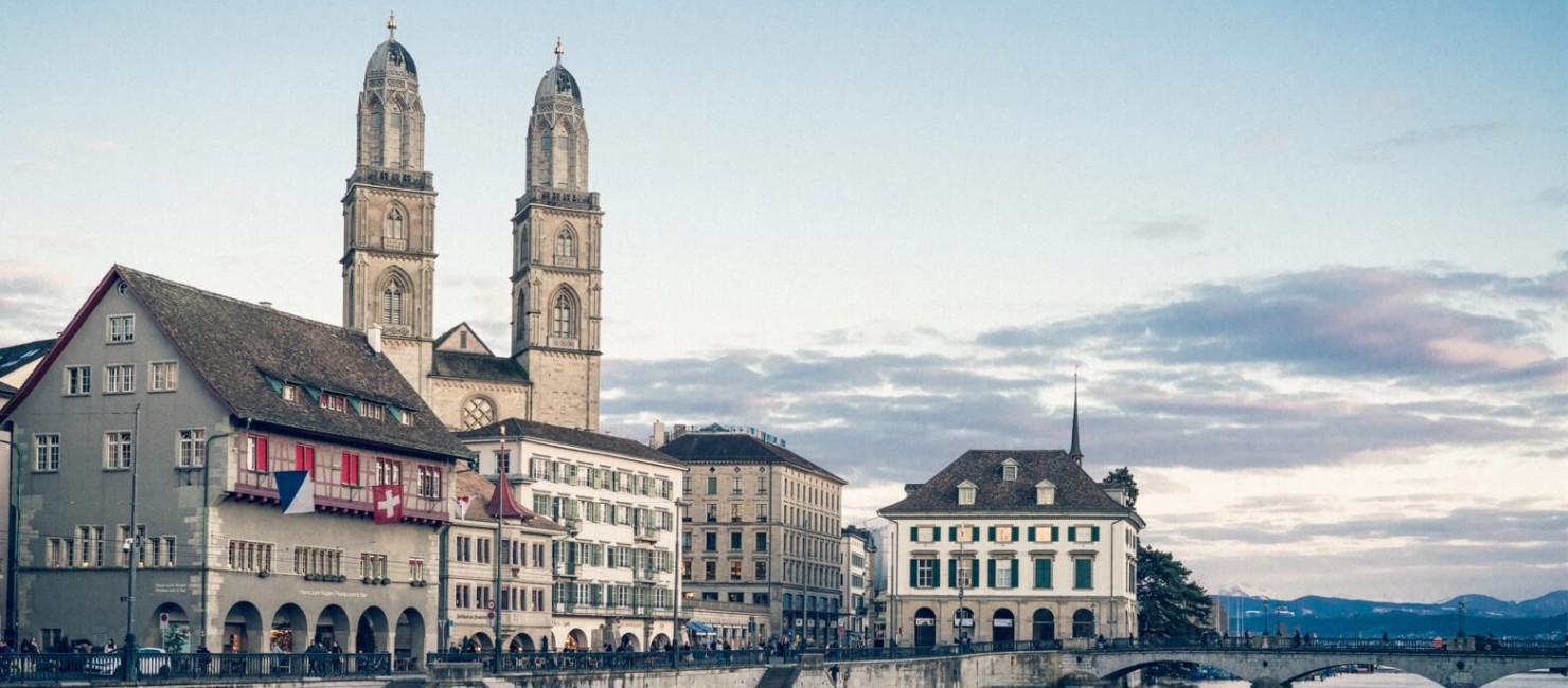 Blick von der Wasserseite auf die Stadt Zürich.